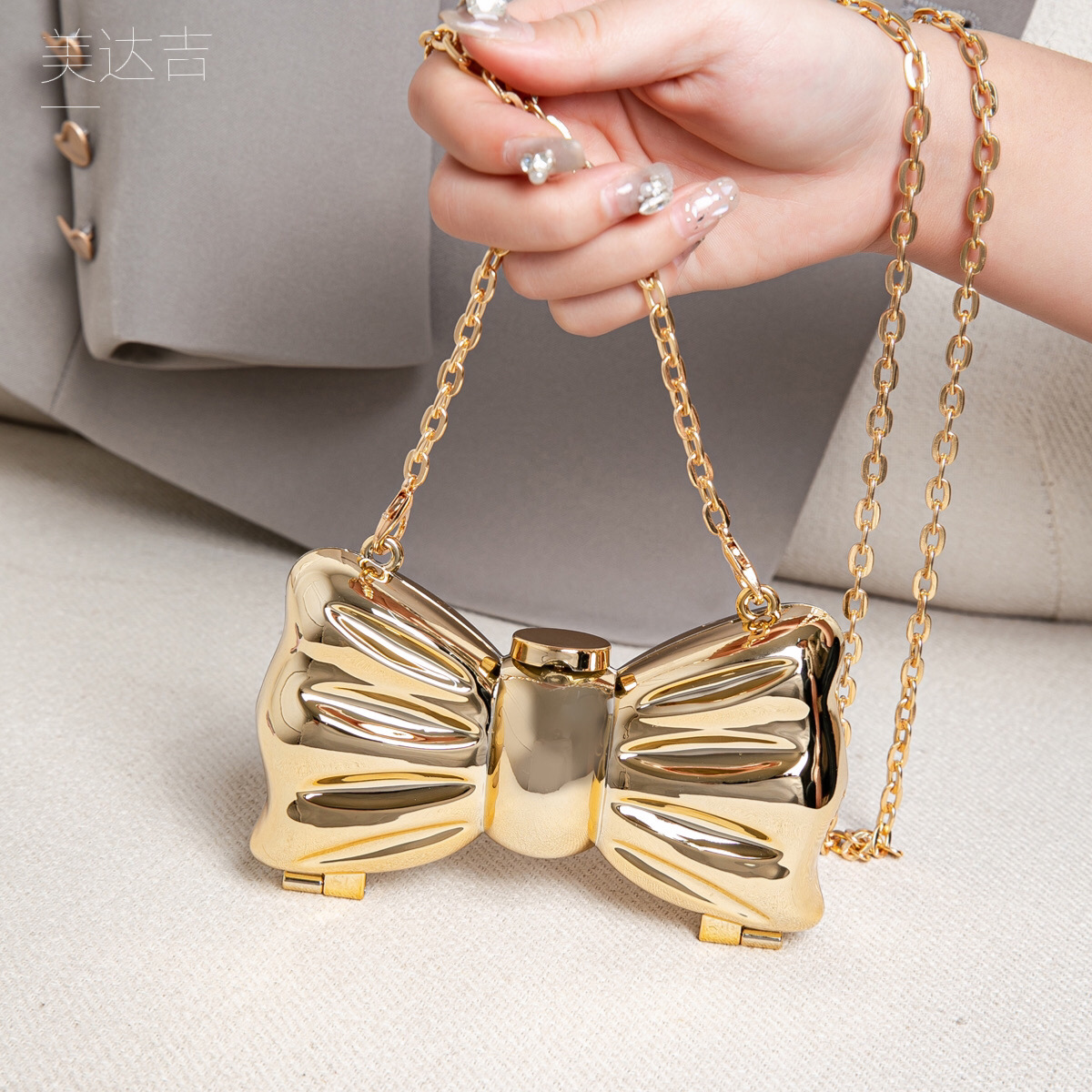 Glossy Gold Metal Bow Shaped M - Wedding Vendor 评论和价格